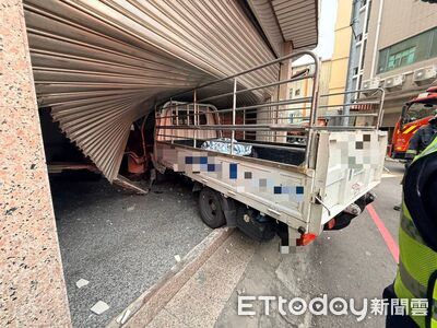 台中小貨車撞進民宅！鐵捲門全毀　駕駛酒測值0.89當場被逮