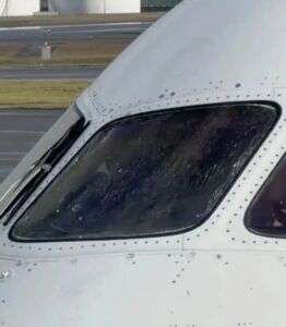 剛起飛擋風玻璃就破裂　海航機長廣播：有信心處理好