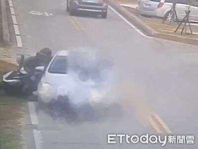 左轉轎車擦撞直行機車　金門女騎士慘摔影片曝！肩髖挫傷送醫