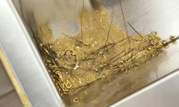 ▲▼  打掃發財！杭州金店老闆掃店舖垃圾掃出1700克金粉現值200萬人民幣。（圖／翻攝 中國藍新聞）