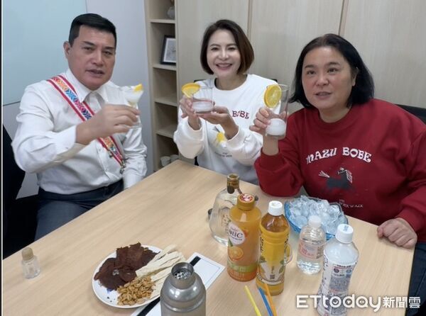 國民黨3藍委合體調製「不宿醉」金門高粱調酒術