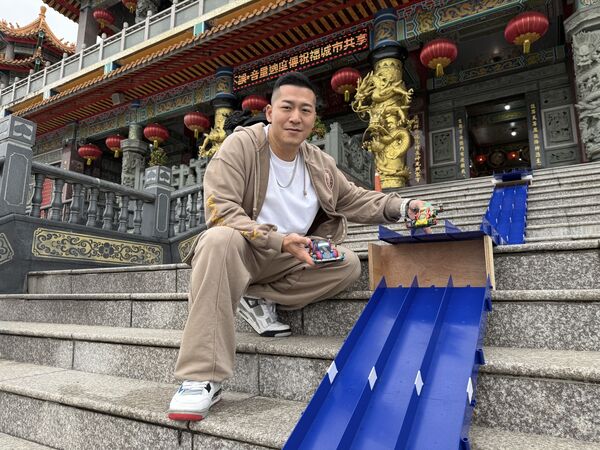 ▲草爺砸重金，斥資七位數，舉辦第一屆「神行盃國際四驅車大賽」。（圖／司徒提供）