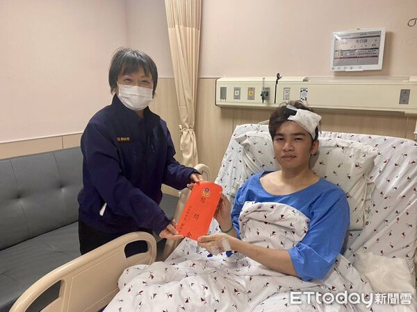 ▲朱員遭鍾嫌持刀砍向頭部，所幸目前傷勢已好轉，轉至一般病房持續治療。（圖／翻攝自Facebook／衛生福利部苗栗醫院）