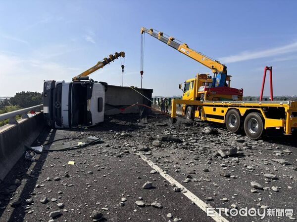 ▲國道3號北向402.4公里發生車輛翻覆。（圖/第五公路警察大隊提供）
