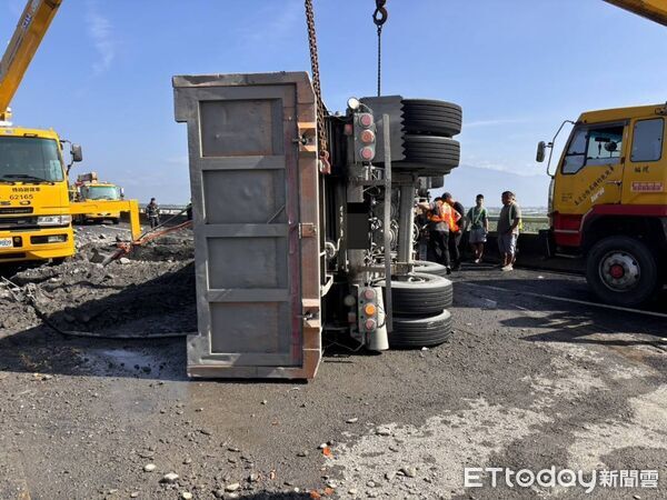 ▲國道3號北向402.4公里發生車輛翻覆。（圖/第五公路警察大隊提供）