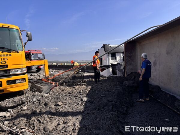 ▲國道3號北向402.4公里發生車輛翻覆。（圖/第五公路警察大隊提供）