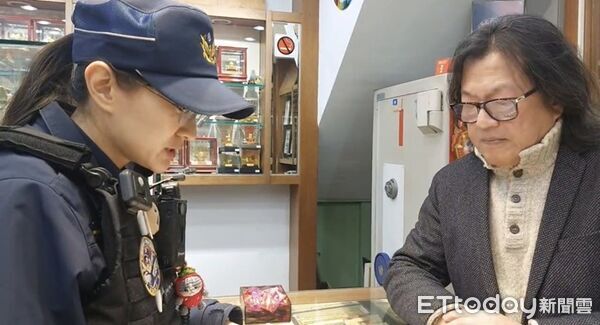 ▲▼並向銀樓業者宣導，民眾進入店內應脱下口罩、安全帽等足以遮擋辨識物品，並製作發送圖卡張貼。（圖／桃園警分局提供）