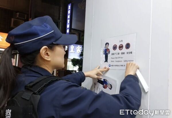 ▲▼並向銀樓業者宣導，民眾進入店內應脱下口罩、安全帽等足以遮擋辨識物品，並製作發送圖卡張貼。（圖／桃園警分局提供）
