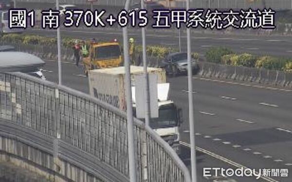 ▲▼國道1號南下370.4km五甲系統路段今(7日)發生3車追撞車禍。（圖／翻攝自翻攝1968app）