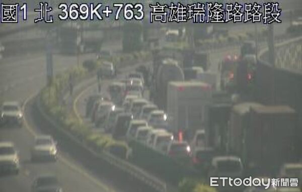 ▲▼國道1號南下370.4km五甲系統路段今(7日)發生3車追撞車禍。（圖／翻攝自翻攝1968app）