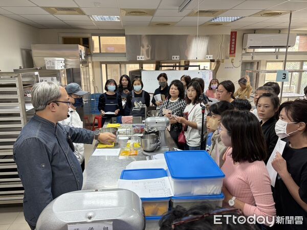 ▲台南市勞工局於曾文市政願景園區辦理草莓生乳捲及草莓珠寶盒烘焙課程，採小班制教學，學員實作學習。（記者林東良翻攝，下同）