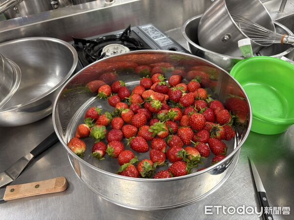 ▲台南市勞工局於曾文市政願景園區辦理草莓生乳捲及草莓珠寶盒烘焙課程，採小班制教學，學員實作學習。（記者林東良翻攝，下同）