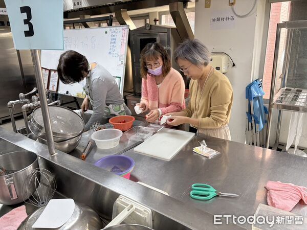 ▲台南市勞工局於曾文市政願景園區辦理草莓生乳捲及草莓珠寶盒烘焙課程，採小班制教學，學員實作學習。（記者林東良翻攝，下同）