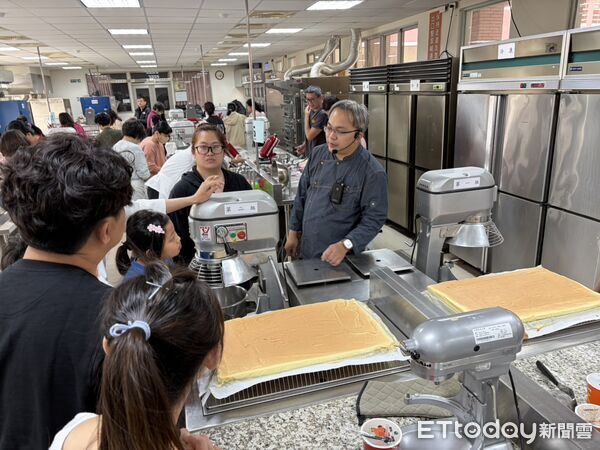 ▲台南市勞工局於曾文市政願景園區辦理草莓生乳捲及草莓珠寶盒烘焙課程，採小班制教學，學員實作學習。（記者林東良翻攝，下同）