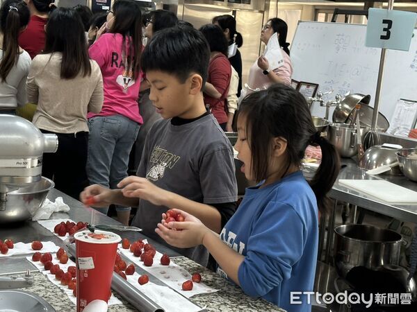 ▲台南市勞工局於曾文市政願景園區辦理草莓生乳捲及草莓珠寶盒烘焙課程，採小班制教學，學員實作學習。（記者林東良翻攝，下同）