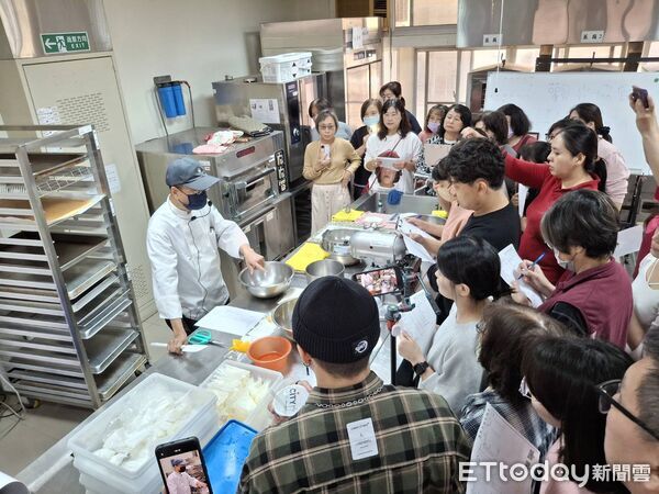 ▲台南市勞工局於曾文市政願景園區辦理草莓生乳捲及草莓珠寶盒烘焙課程，採小班制教學，學員實作學習。（記者林東良翻攝，下同）
