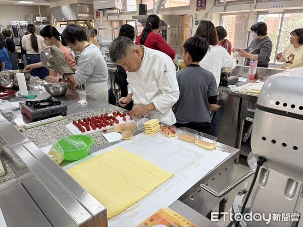 ▲台南市勞工局於曾文市政願景園區辦理草莓生乳捲及草莓珠寶盒烘焙課程，採小班制教學，學員實作學習。（記者林東良翻攝，下同）