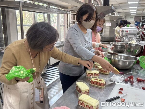 ▲台南市勞工局於曾文市政願景園區辦理草莓生乳捲及草莓珠寶盒烘焙課程，採小班制教學，學員實作學習。（記者林東良翻攝，下同）
