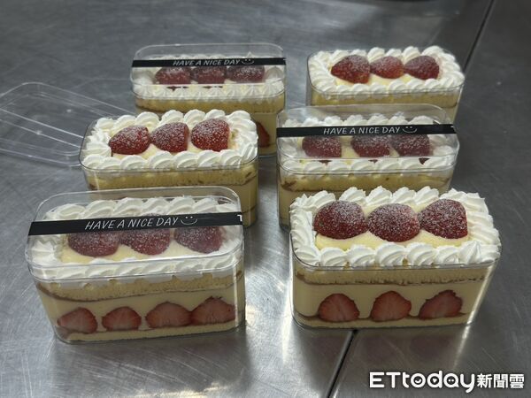 ▲台南市勞工局於曾文市政願景園區辦理草莓生乳捲及草莓珠寶盒烘焙課程，採小班制教學，學員實作學習。（記者林東良翻攝，下同）