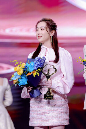 ▲▼1年前險淪緬甸豬仔今奪獎！王星露臉微博之夜。（圖／翻攝自微博）