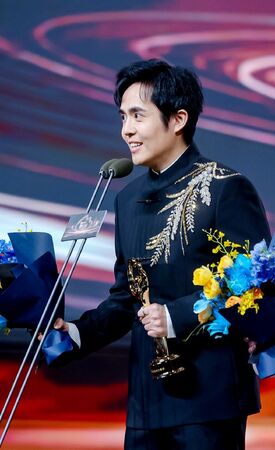 ▲▼1年前險淪緬甸豬仔今奪獎！王星露臉微博之夜。（圖／翻攝自微博）