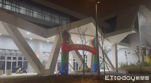 ▲6.4億運動中心變家具賣場，議員怒轟：床墊沙發擺上球場太離譜。（圖／市議員王立任提供）