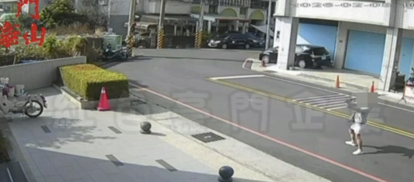 ▲少年持改造長槍朝太平茶行掃射。（圖／翻攝黑色豪門企業）