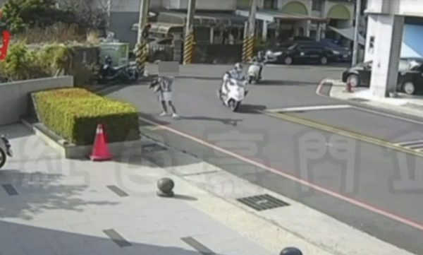 ▲少年持改造長槍朝太平茶行掃射。（圖／翻攝黑色豪門企業）