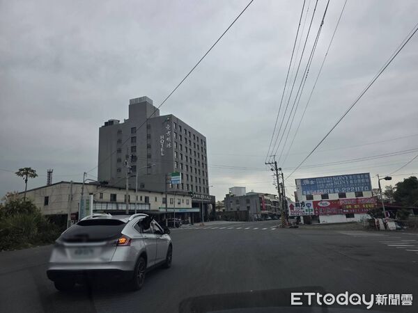 ▲▼   阿里山公路哈士奇夠頭伸出窗外吹風  。（圖／民眾提供）