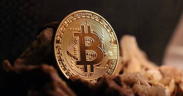 比特幣6日價格重新站上7萬美元關卡。（圖／pixabay）