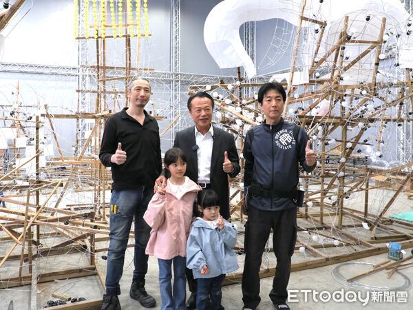 ▲▼  2026台灣燈會「青森睡魔抵嘉」翁章梁縣長與小朋友體驗巨型紙燈籠   。（圖／嘉義縣政府提供）