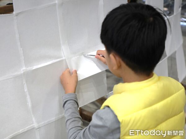 ▲▼  2026台灣燈會「青森睡魔抵嘉」翁章梁縣長與小朋友體驗巨型紙燈籠   。（圖／嘉義縣政府提供）