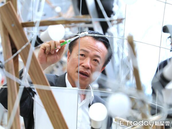 ▲▼  2026台灣燈會「青森睡魔抵嘉」翁章梁縣長與小朋友體驗巨型紙燈籠   。（圖／嘉義縣政府提供）