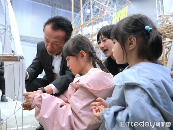 ▲▼  2026台灣燈會「青森睡魔抵嘉」翁章梁縣長與小朋友體驗巨型紙燈籠   。（圖／嘉義縣政府提供）