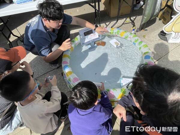 ▲南台科大在永康區東橋里小橋公園舉辦「風狂拾光&mdash;綠電草地音樂會暨科普活動」，吸引社區親子參與。（記者林東良翻攝，下同）