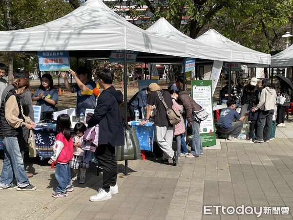 ▲南台科大在永康區東橋里小橋公園舉辦「風狂拾光&mdash;綠電草地音樂會暨科普活動」，吸引社區親子參與。（記者林東良翻攝，下同）