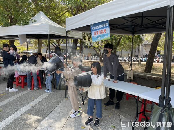 ▲南台科大在永康區東橋里小橋公園舉辦「風狂拾光&mdash;綠電草地音樂會暨科普活動」，吸引社區親子參與。（記者林東良翻攝，下同）