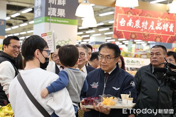 ▲台南尚青優質農產進駐全台13家愛買量販門市，市長黃偉哲北上出席板橋愛買上架記者會。（記者林東良翻攝，下同）
