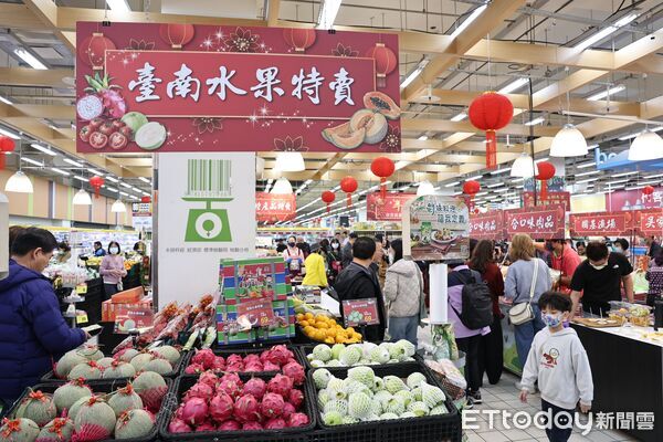 ▲台南尚青優質農產進駐全台13家愛買量販門市，市長黃偉哲北上出席板橋愛買上架記者會。（記者林東良翻攝，下同）