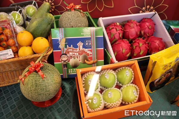 ▲台南尚青優質農產進駐全台13家愛買量販門市，市長黃偉哲北上出席板橋愛買上架記者會。（記者林東良翻攝，下同）