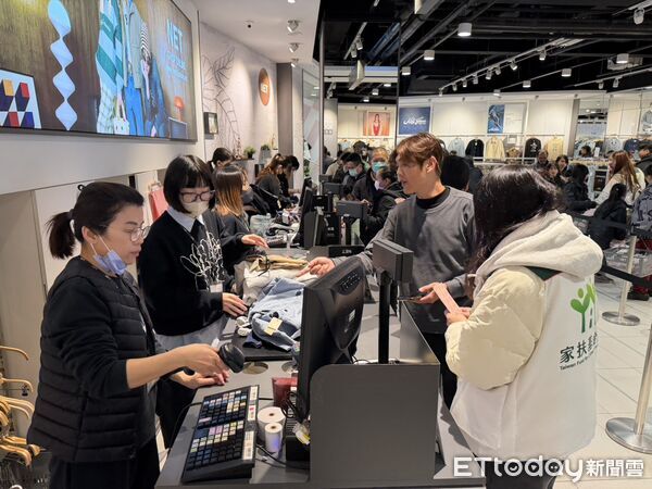 ▲家扶親子在志工陪同下挑選合適衣物，現場氣氛溫馨熱鬧。（圖／記者游瓊華翻攝）