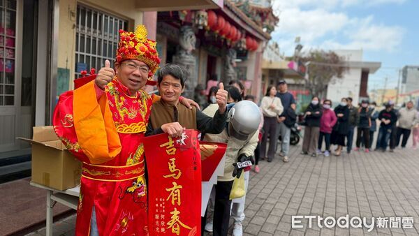 ▲謝志忠身穿財神爺服裝，發送紅包與春聯，民眾驚喜排隊合影。（圖／記者游瓊華翻攝）