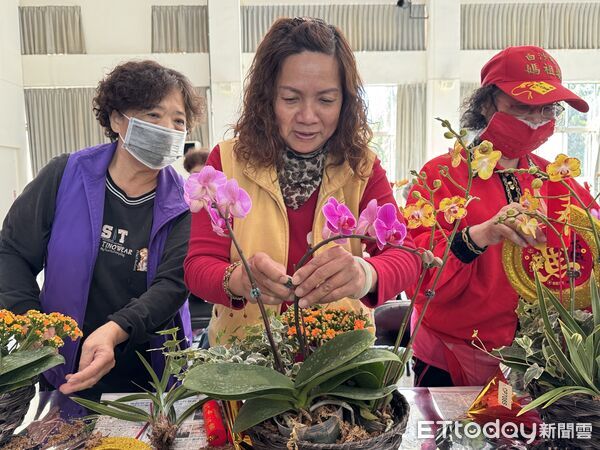 ▲民眾在台中市勞工服務中心動手製作年節盆栽，現場花香四溢、年味濃厚。（圖／記者游瓊華翻攝）