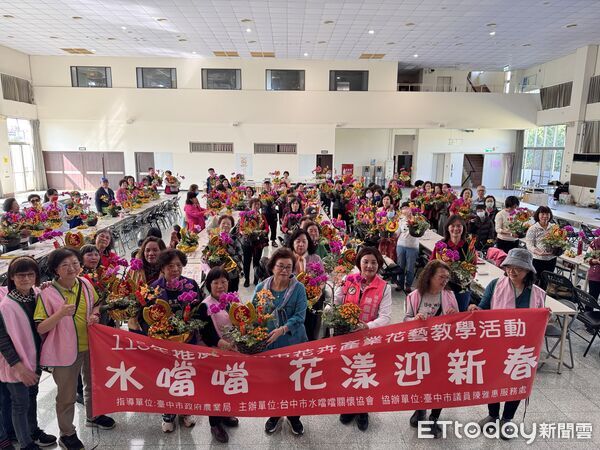 ▲民眾在台中市勞工服務中心動手製作年節盆栽，現場花香四溢、年味濃厚。（圖／記者游瓊華翻攝）