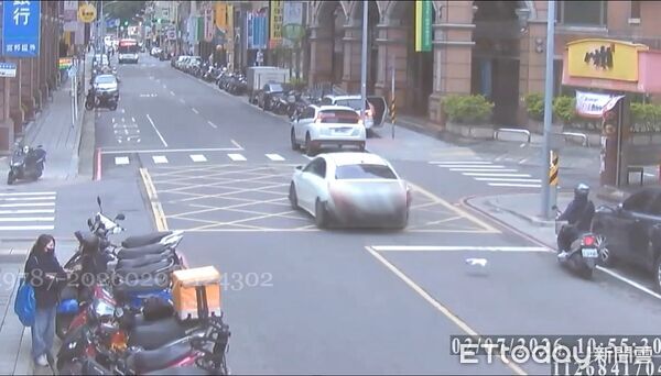 ▲楊男才被通緝1天，就被警方攔查並遭破窗，但仍加速逃逸。（圖／記者陸運陞翻攝）