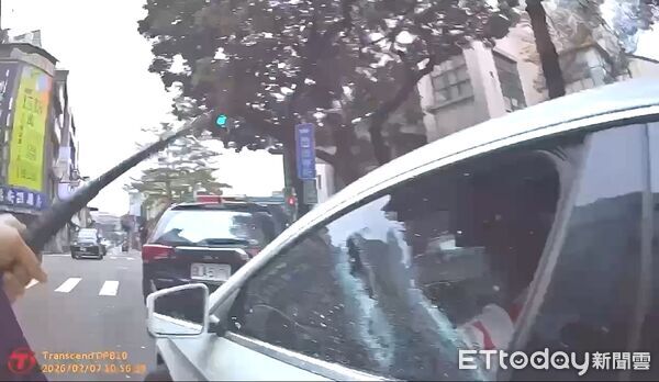 ▲楊男才被通緝1天，就被警方攔查並遭破窗，但仍加速逃逸。（圖／記者陸運陞翻攝）