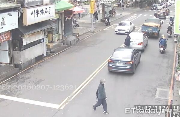 ▲楊男才被通緝1天，就被警方攔查並遭破窗，但仍加速逃逸。（圖／記者陸運陞翻攝）