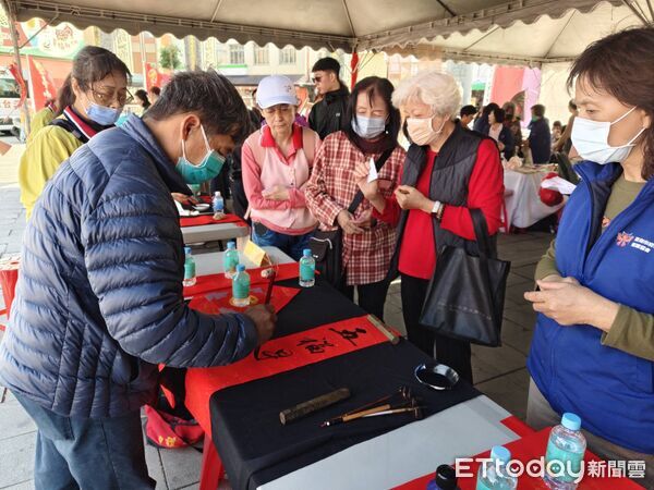 ▲台南安平開台天后宮舉辦「旺馬奔騰 躍馬展藝」迎春送春聯活動，吸引近千位民眾到場。（記者林東良翻攝，下同）