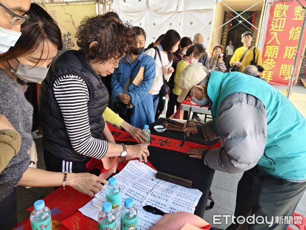 ▲台南安平開台天后宮舉辦「旺馬奔騰 躍馬展藝」迎春送春聯活動，吸引近千位民眾到場。（記者林東良翻攝，下同）