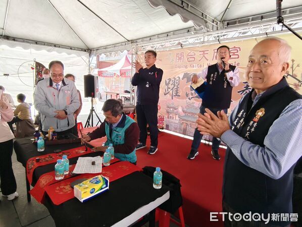 ▲台南安平開台天后宮舉辦「旺馬奔騰 躍馬展藝」迎春送春聯活動，吸引近千位民眾到場。（記者林東良翻攝，下同）